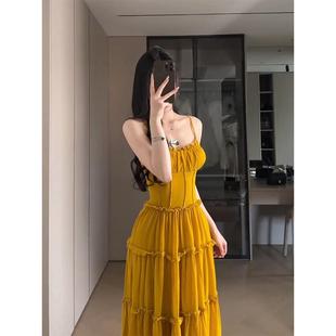 显白姜黄色褶皱花边收腰吊带连衣裙女纯欲设计感海边度假长裙 法式