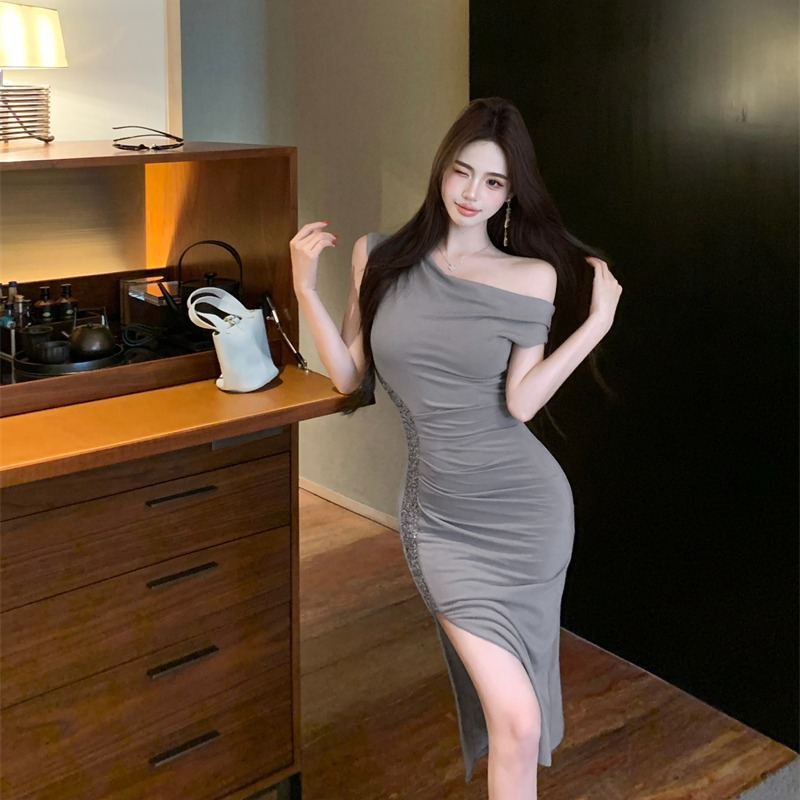 一字肩纯欲连衣裙女夏季辣妹露肩性感紧身收腰包臀中长款短袖裙子