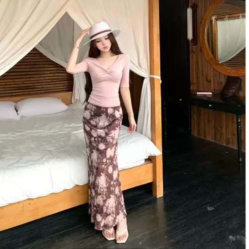 法式V领扭结时尚洋气正肩半袖T恤女夏季高腰显瘦碎花半身裙两件套
