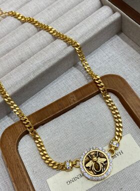 圆形轻奢蜜蜂项链复古小众时尚个性日常简约百搭通勤法式设计吊坠