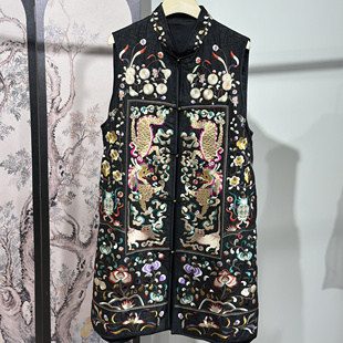 2025春夏新款|新中式复古香云纱重工苗绣亦如流水长款立领马甲