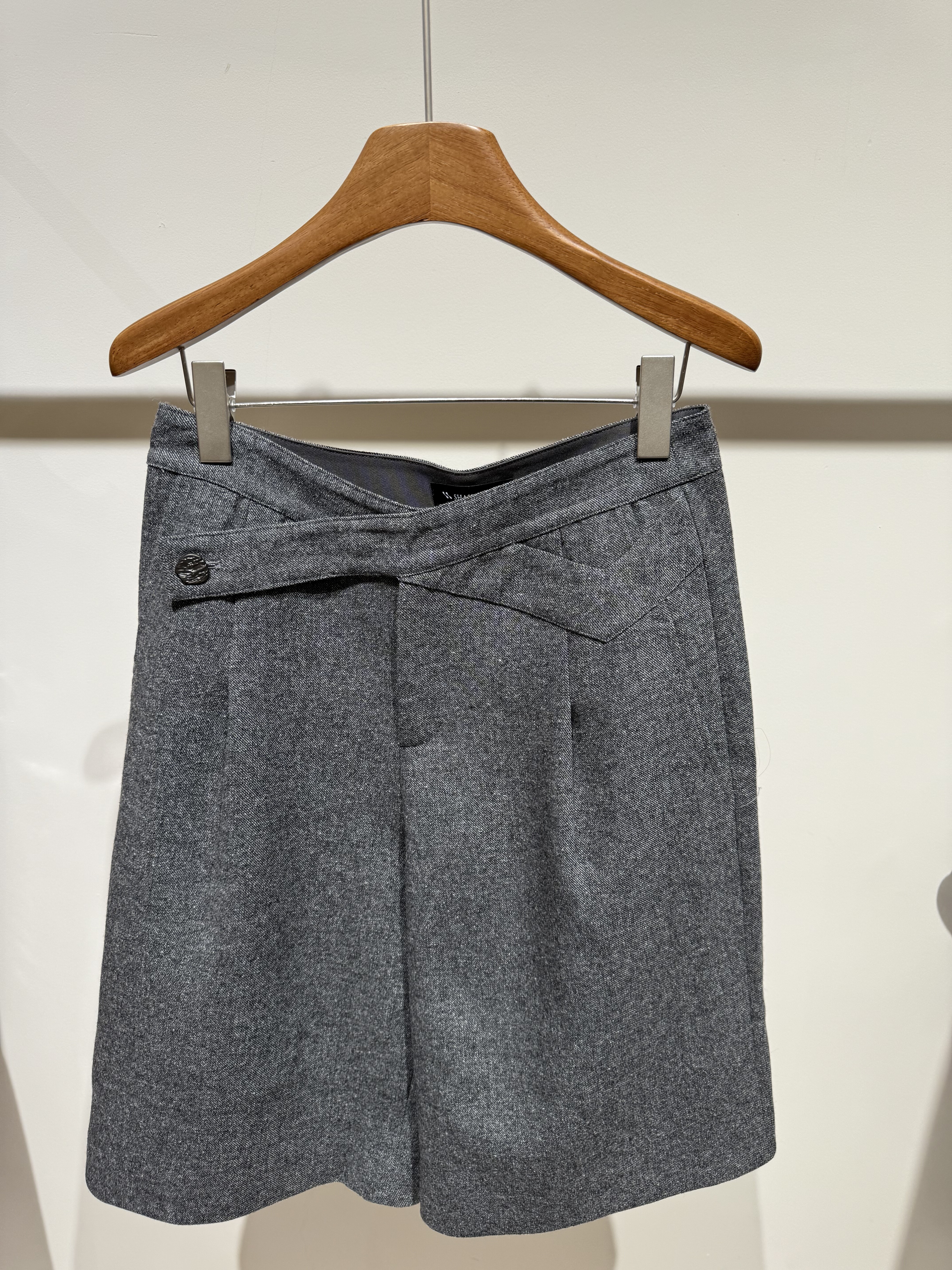 深圳琥p原创品牌2025新款冬时尚百搭休闲显瘦羊毛不规则气质短裤