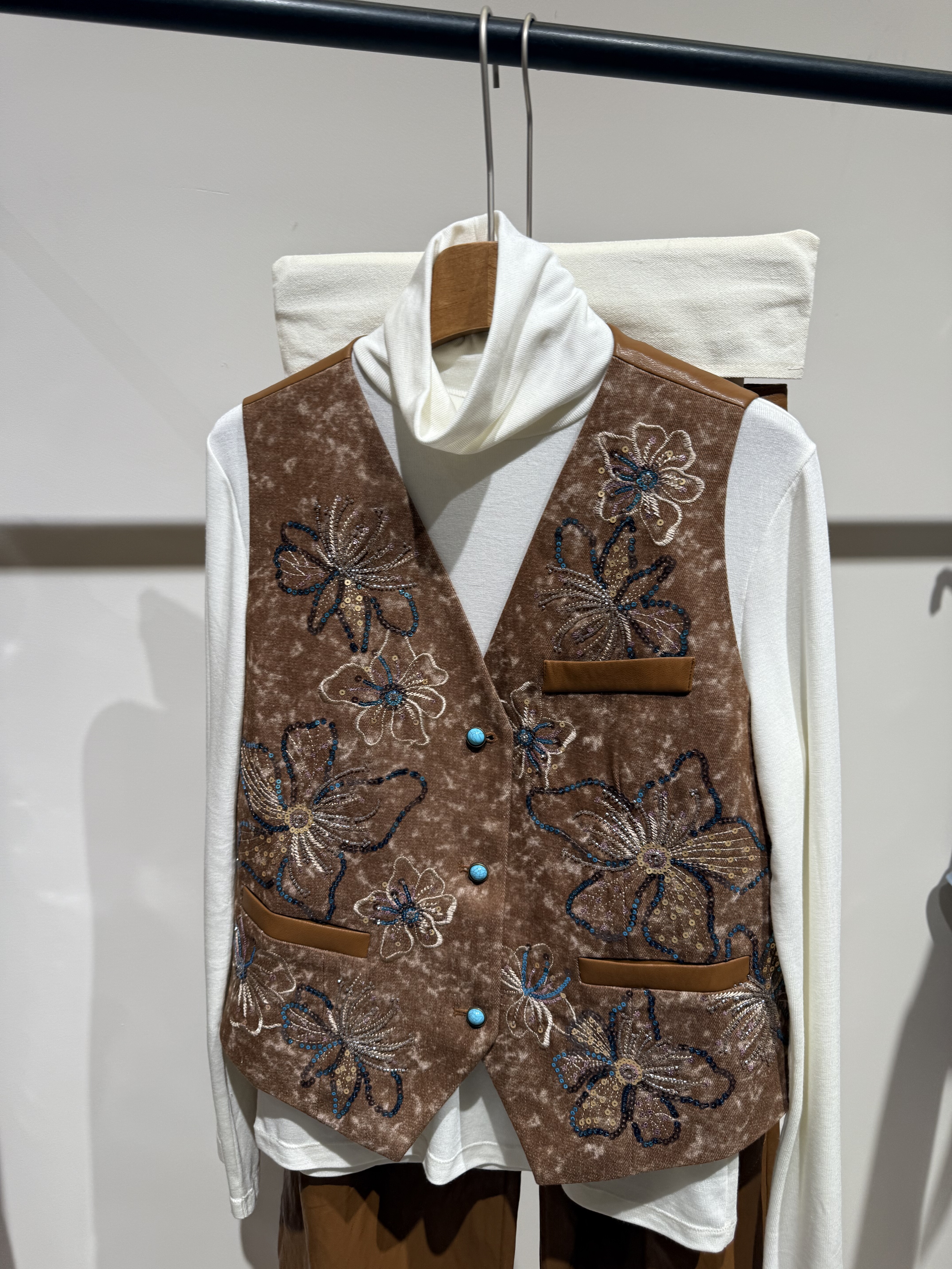 深圳琥p原创品牌2025新款冬时尚百搭精致高级气质珠花刺绣马甲女