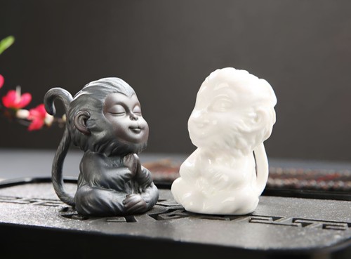 紫砂鎏金釉小灵猴茶宠摆件德化白瓷齐天大圣猴子悟空茶玩茶盘装饰