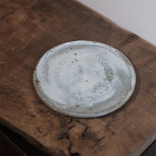 「97 Crafts」日本陶艺家 川口武亮 樫灰刷毛目七寸半平皿