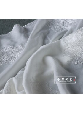 白色聚酯纤维菊花绣花盘花布料 抗皱连衣裙婚纱设计师礼服面料