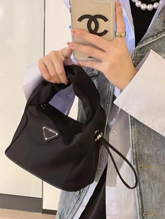 包包女2025新款 黑色尼龙布手提包三角标复古化妆包酷黑链条斜挎包