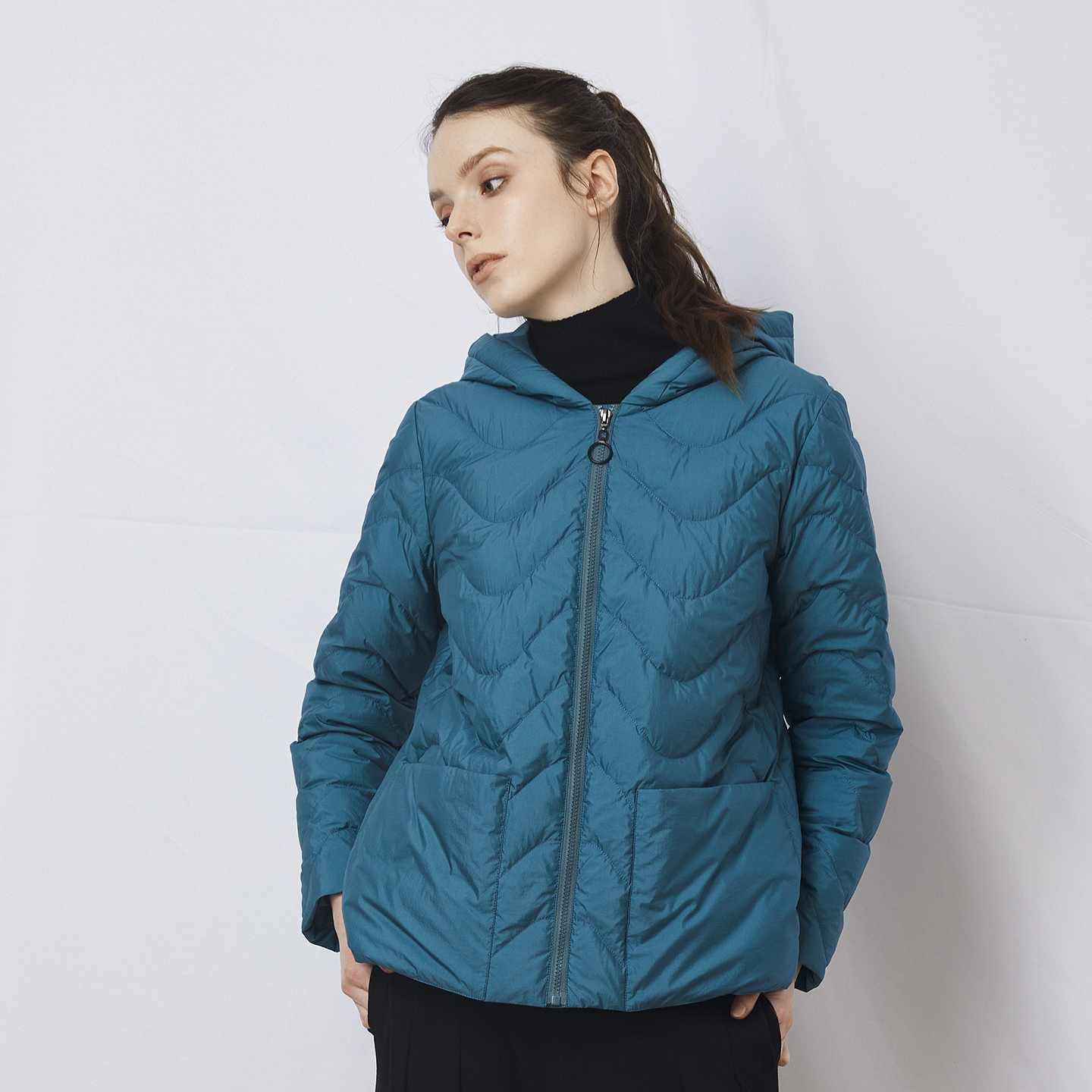 芭罗蒂冬装湖蓝色连帽暗扣羽绒服