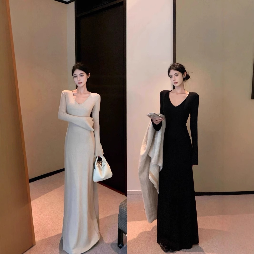 茶香可颂法式V领喇叭袖针织连衣裙女冬季气质收腰包臀鱼尾裙长裙