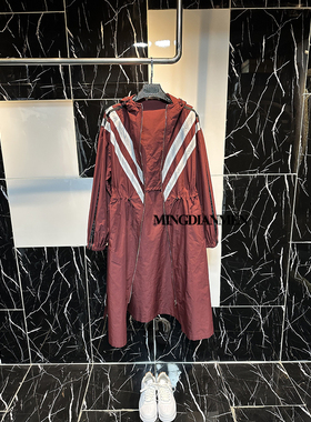 2026酒红色防晒风衣春秋连帽外套户外运动工装休闲时尚轻薄冲锋衣