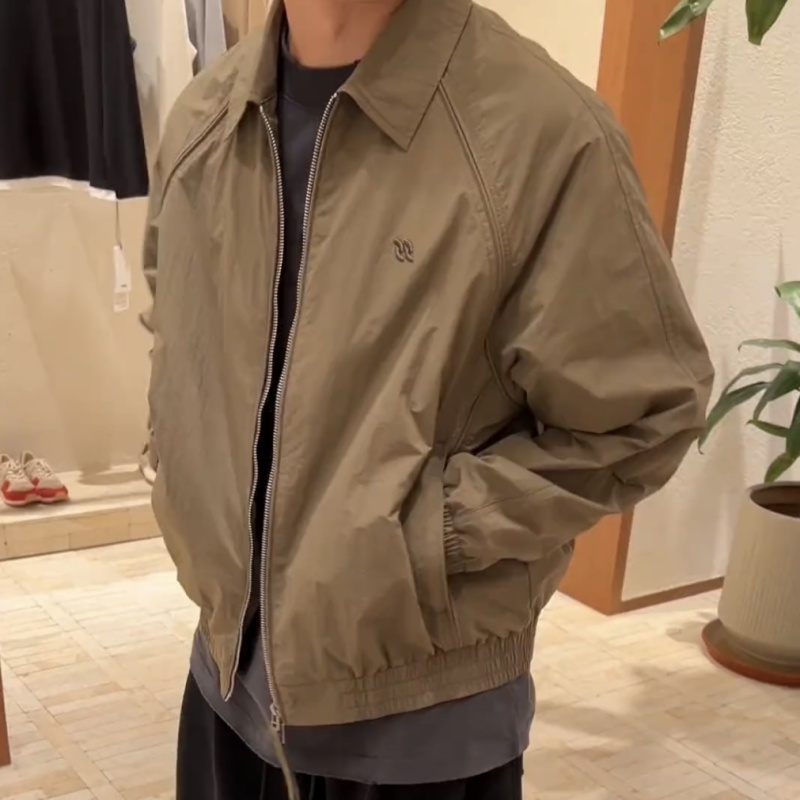 春秋线条感拼接透气网孔翻领夹克