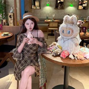 美拉德咖色荷叶边斜肩格纹连衣裙女秋季 不规则收腰显瘦短裙子 新款