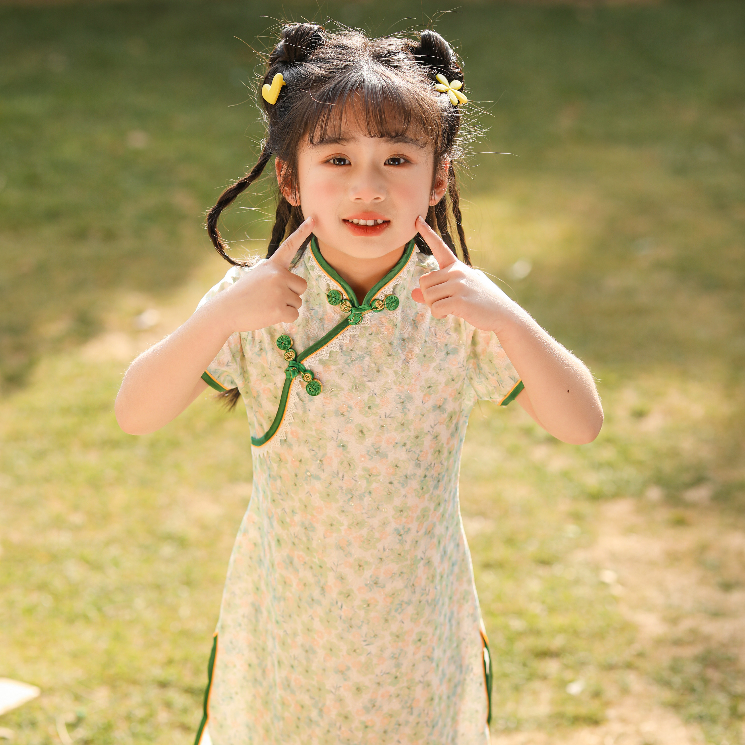 女童旗袍2026年新款儿童改良国风绿色清新小女孩蕾丝连衣裙演出服图片