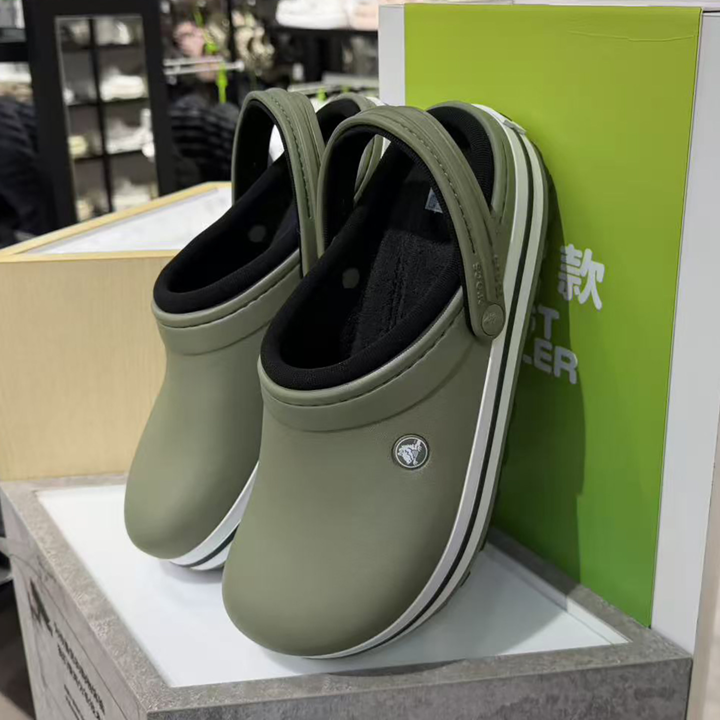 卡洛驰卡骆班厚底暖棉洞洞鞋拖鞋