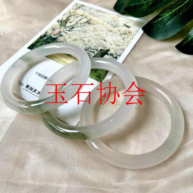新疆天山翠手镯女款冰翠雪翠不知