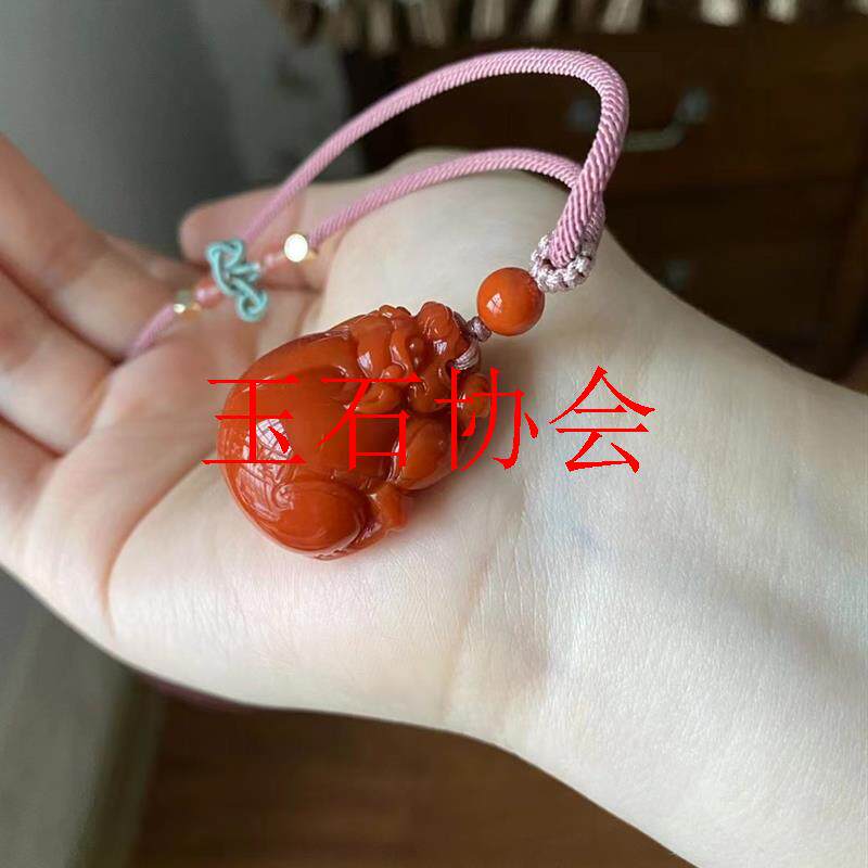 川料南红满肉满色火焰纹貔貅吊坠坠重约.搭配精美绳链处理