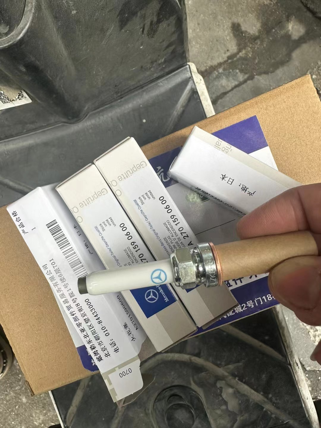 奔驰C200E200E260GLK260ML350320GL400GLE320GLA火花塞