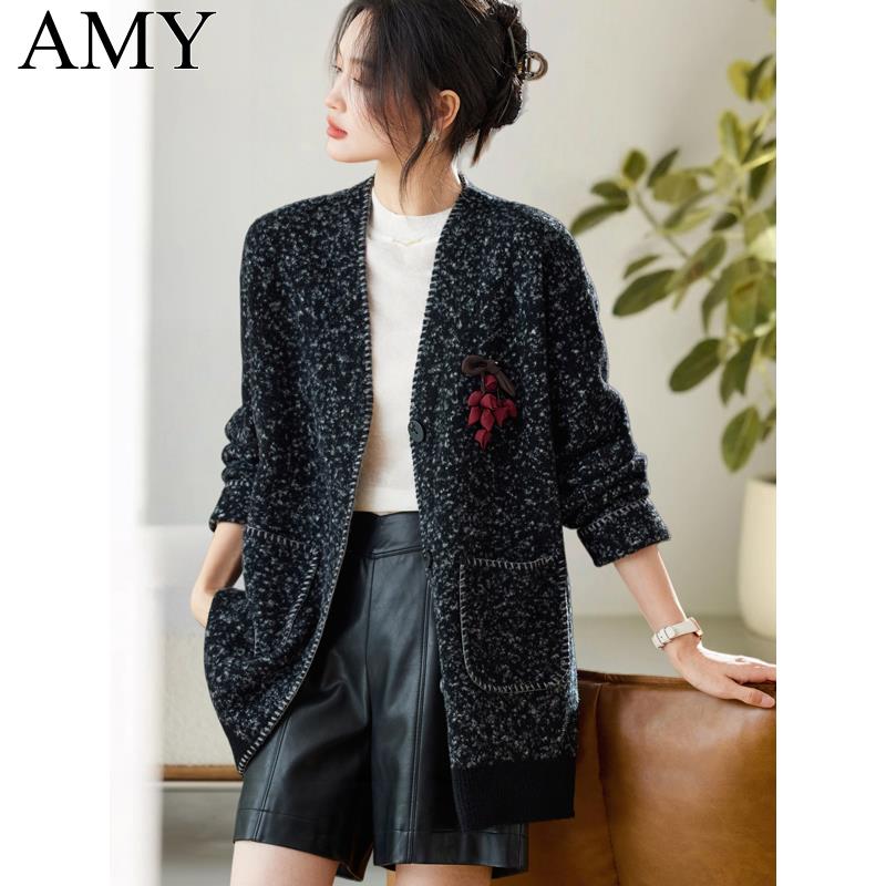 2025冬季新款口袋V领中长款外套复古微胖轻熟保暖慵懒针织开衫女