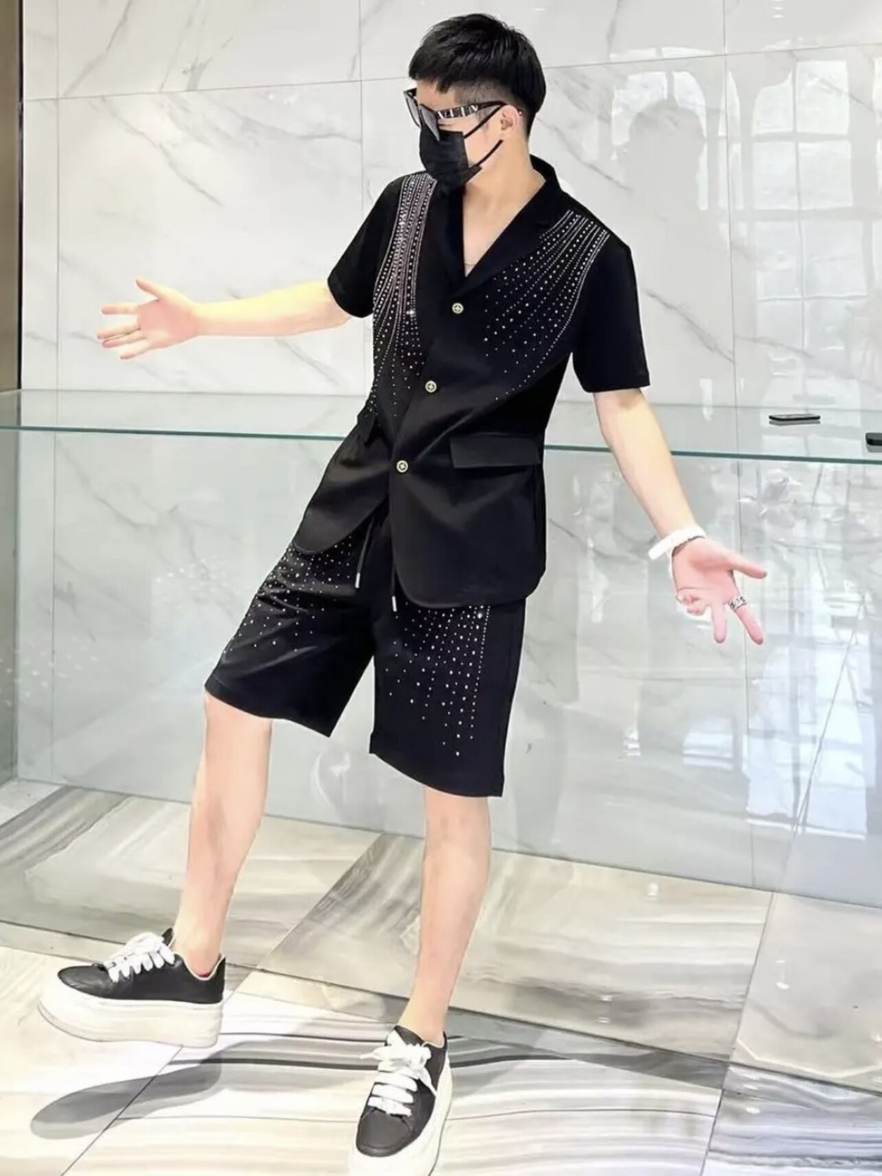 2024 새로운 여름 한국 스타일 패션 브랜드 디자인 핫 다이아몬드 반팔 정장 남자 나이트 클럽 정장 반바지 투피스 세트