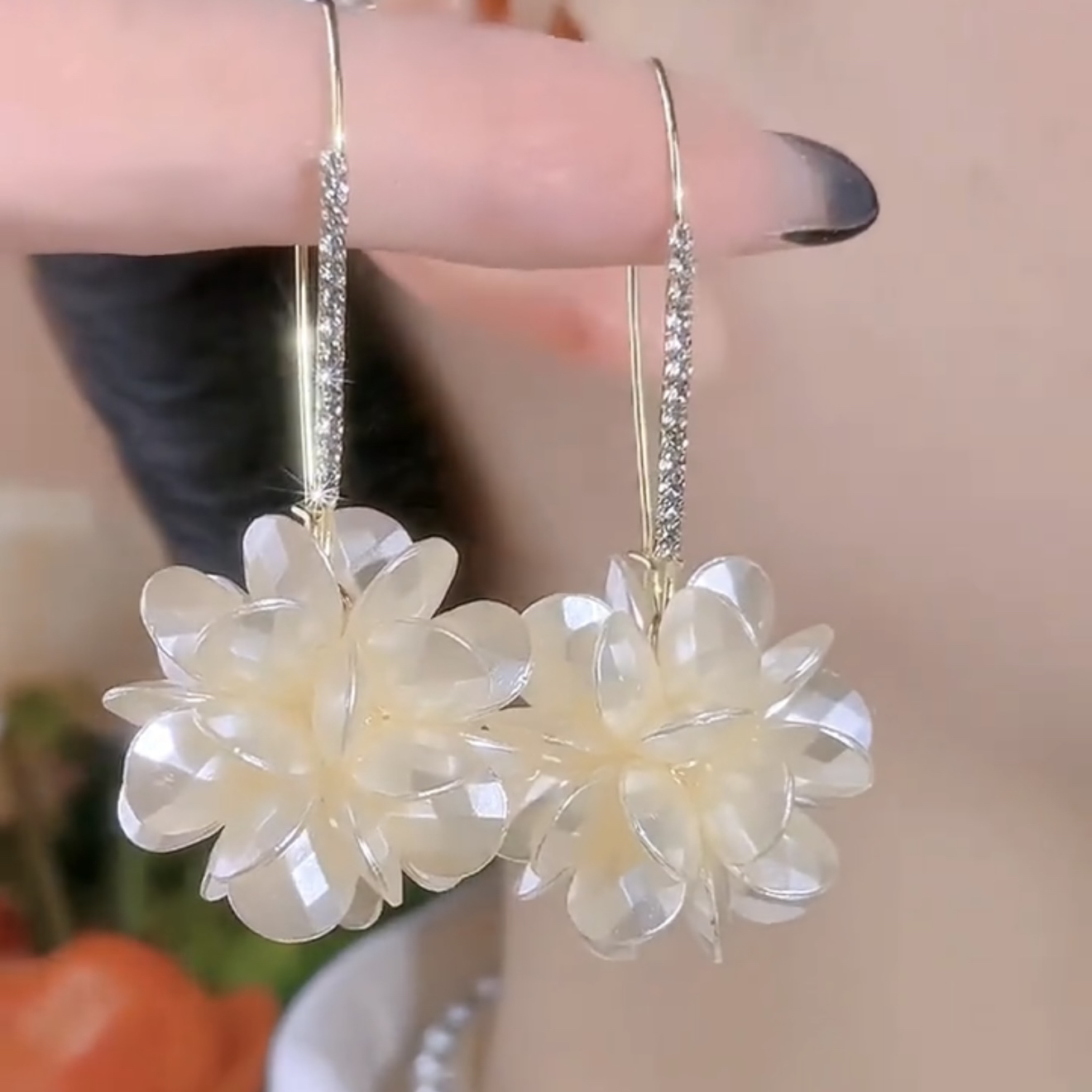 高级感镶钻白色花朵耳环