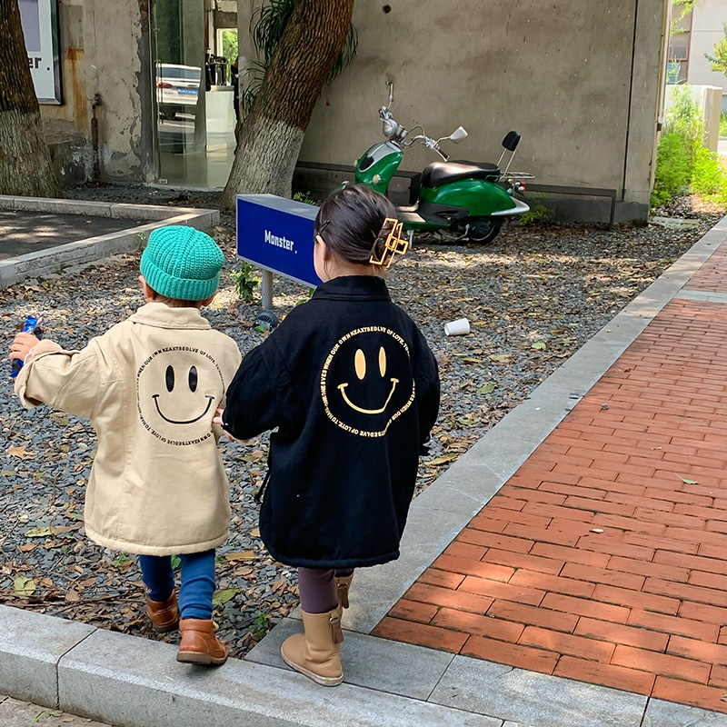 한국 어린이 웃는 얼굴 윈드 브레이커 21 가을 겨울 스타일 벨벳 두꺼운 외국 스타일 소년과 소녀를 위한 중간 길이의 따뜻한 면 코트
