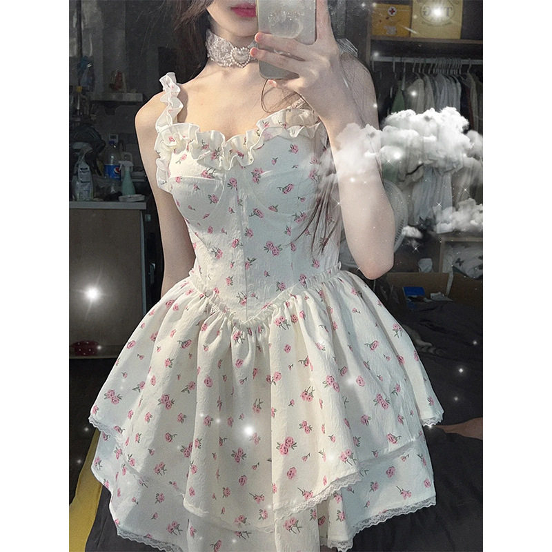 白色碎花吊带连衣裙女夏辣妹性感纯欲风收腰显瘦蓬蓬裙甜辣风裙子