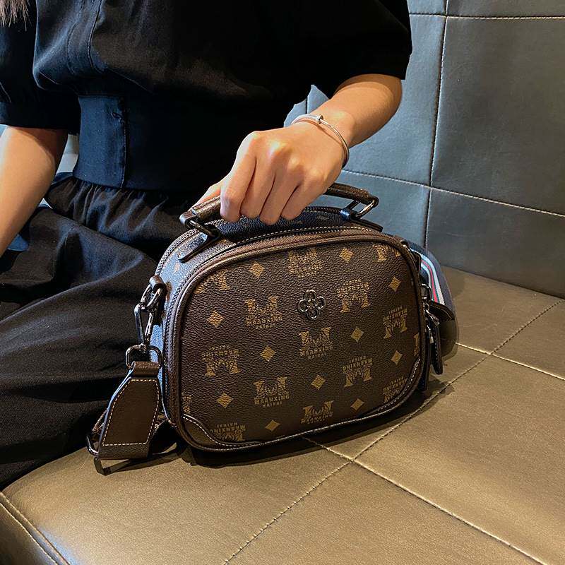 真皮质感包包女2022新款女包斜挎小圆包百搭宽肩带单肩包