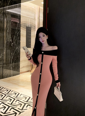 甜辣妹粉黑撞色针织连衣裙女2024秋季新款纯欲风一字领长袖包臀裙