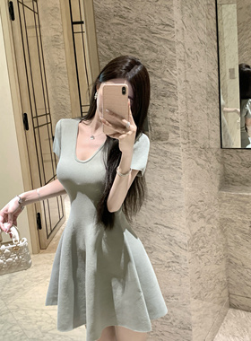 法式短袖v领绿色针织连衣裙子女夏设计感收腰显瘦小个子短裙A字裙