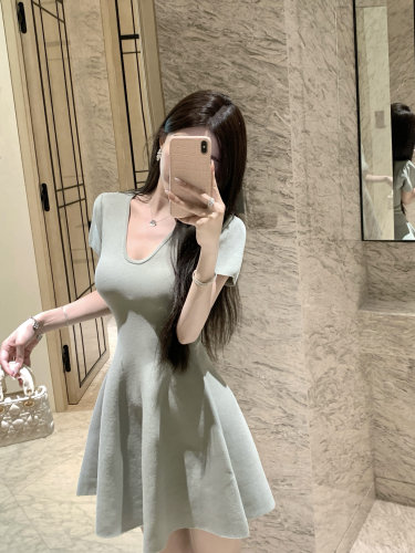 法式短袖v领绿色针织连衣裙子女夏设计感收腰显瘦小个子短裙A字裙