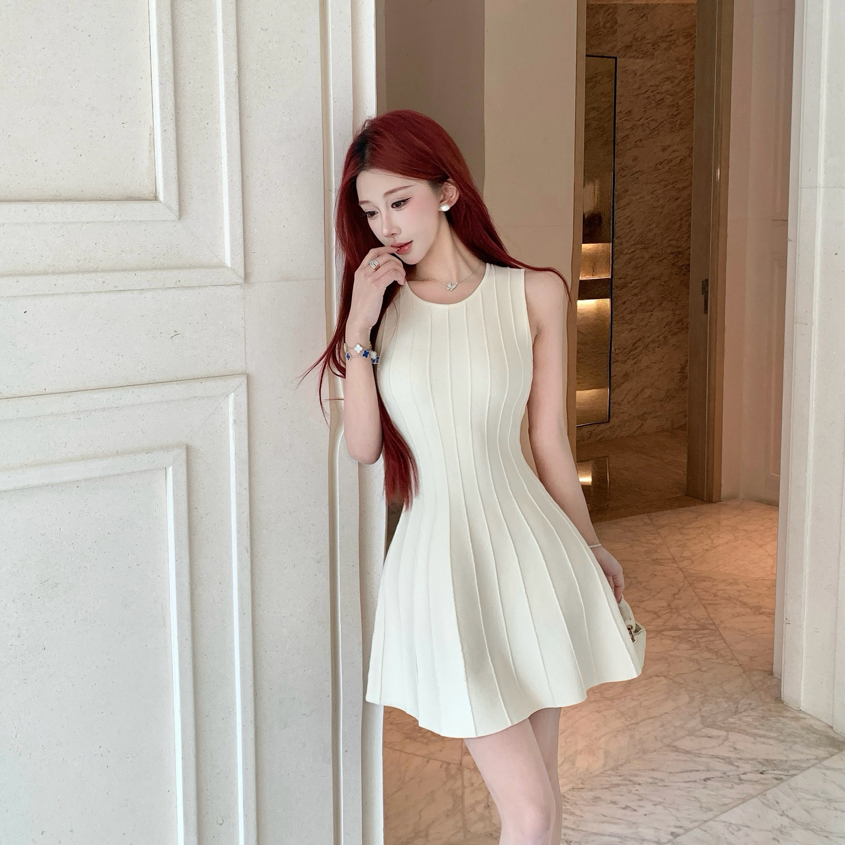 法式气质高级感圆领背心连衣裙女夏季气质收腰显瘦无袖a字短裙