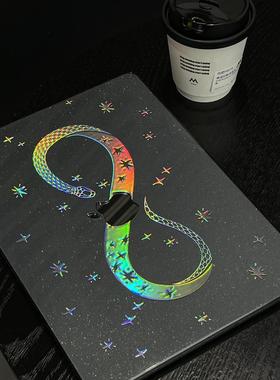 汪三岁「无限灵蛇」原创设计镭射酷MacBook保护壳苹果笔记本2024款M4pro14寸16寸air13寸M1/M2/M3保护套配件