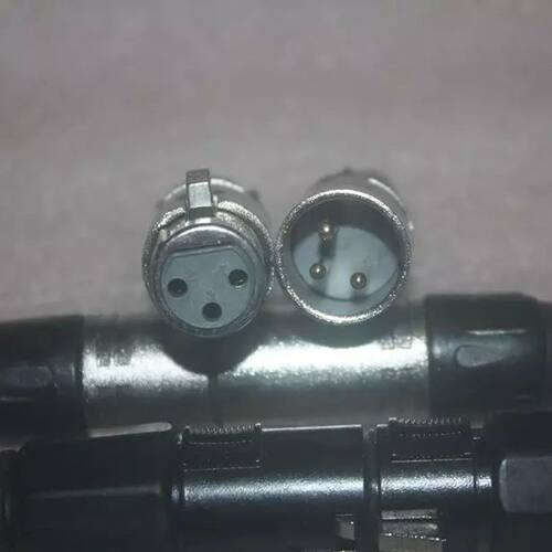原装二手剪线XLR卡侬套装，公座和母座算一套，质量超好，分量感十足，成色还很新，大约9.5成新，非常适合舞台音响演出配件，家庭影院音响配件，非常实惠，而且质量非常不错，物超所值