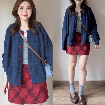 微胖MM甜美温柔藏蓝色爱心扣毛衣