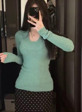 微胖mm绿色V领套头针织衫毛衣女秋冬季u领小众设计感修身打底上衣