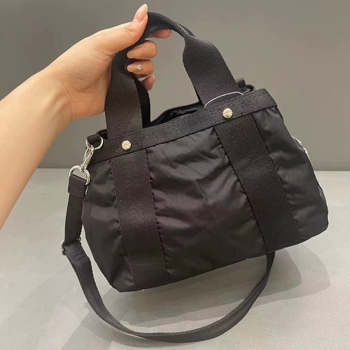 Вместительная и большая черная сумка через плечо