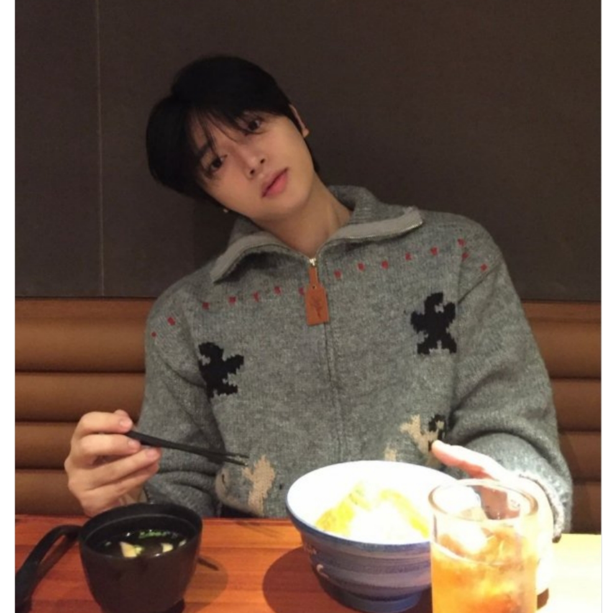 韩国男装代购搞怪抽象人物提花高品羊毛混纺可翻高领针织开衫外套