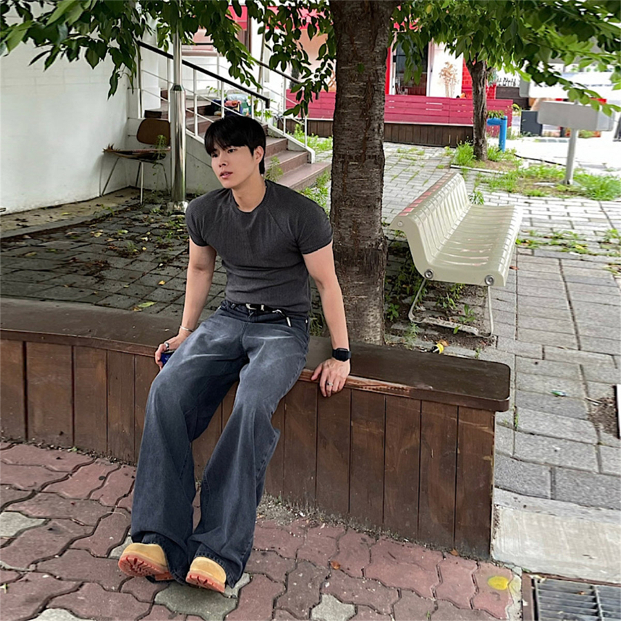 韩国男装猫须磨白水洗街头牛仔裤