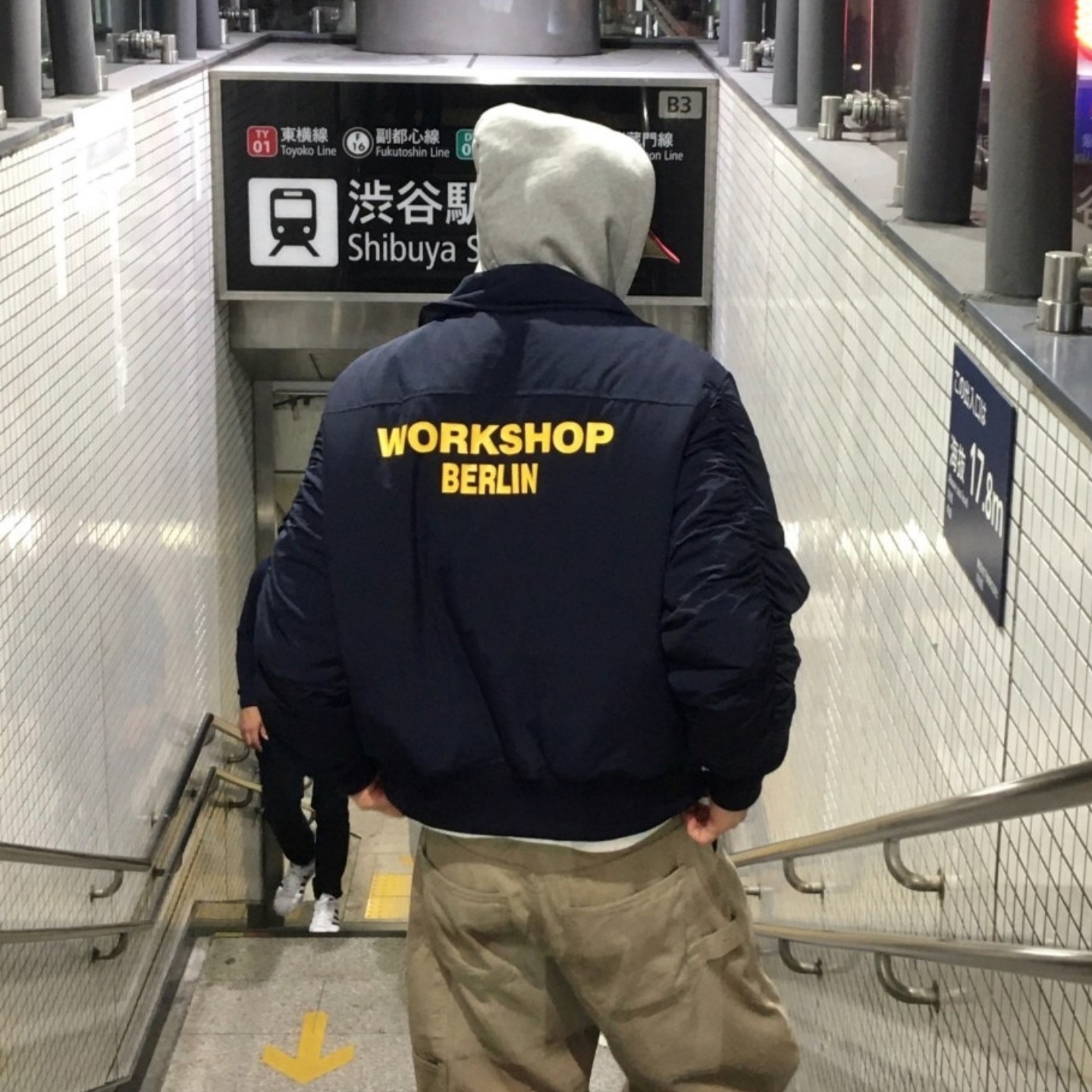 韩国男装背后英文工装风翻领棉服