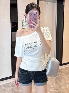 灰色辣妹斜肩字母印花短袖T恤女夏季不规则掐腰修身显瘦正肩上衣