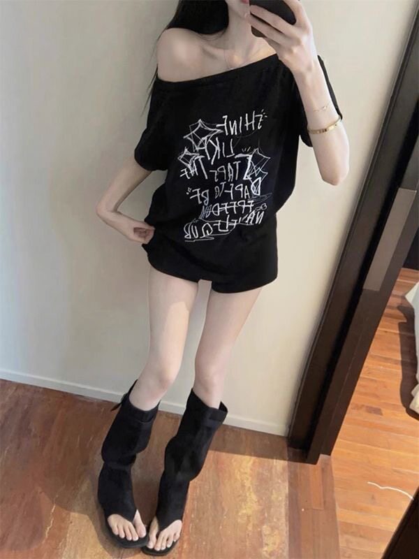 美式复古字母涂鸦印花吊带斜肩甜酷宽松短袖T恤女潮辣妹露肩上衣
