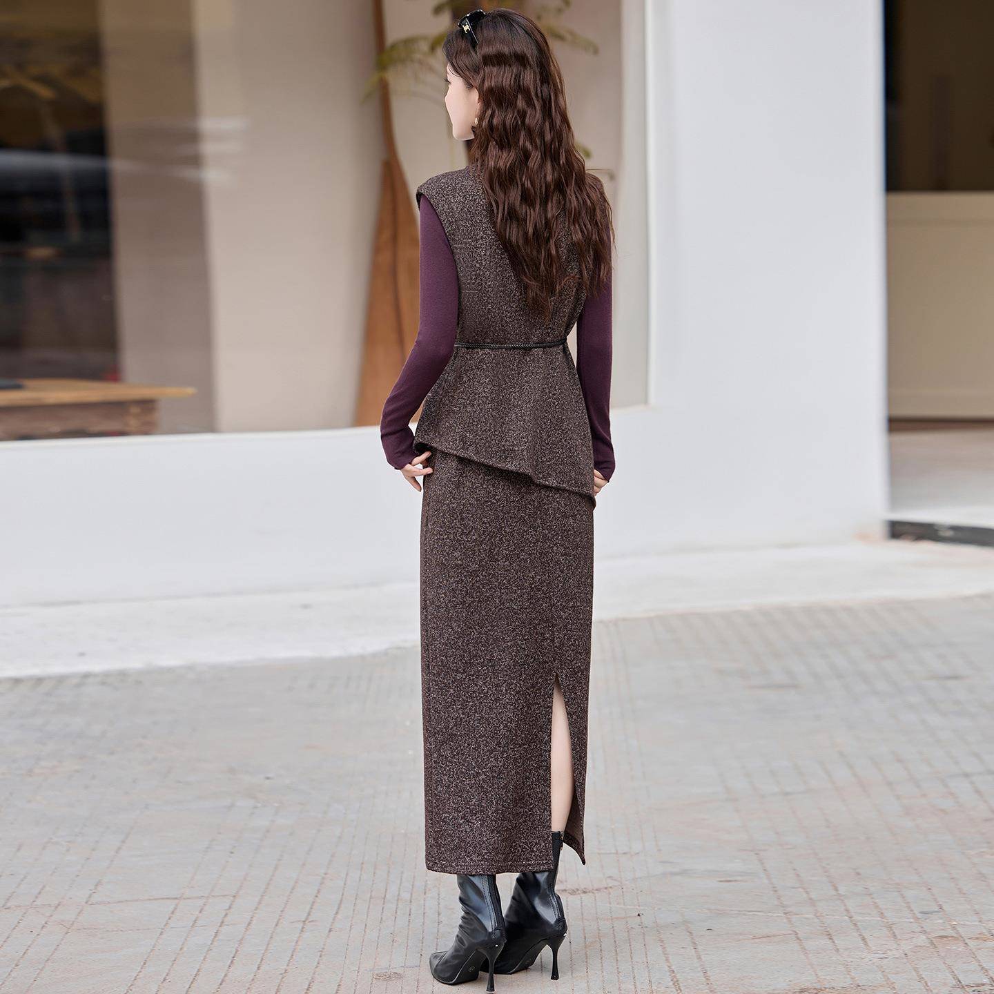 XM953-10025秋2冬新款减一龄小香风打底衫身马甲半裙套装女搭配整