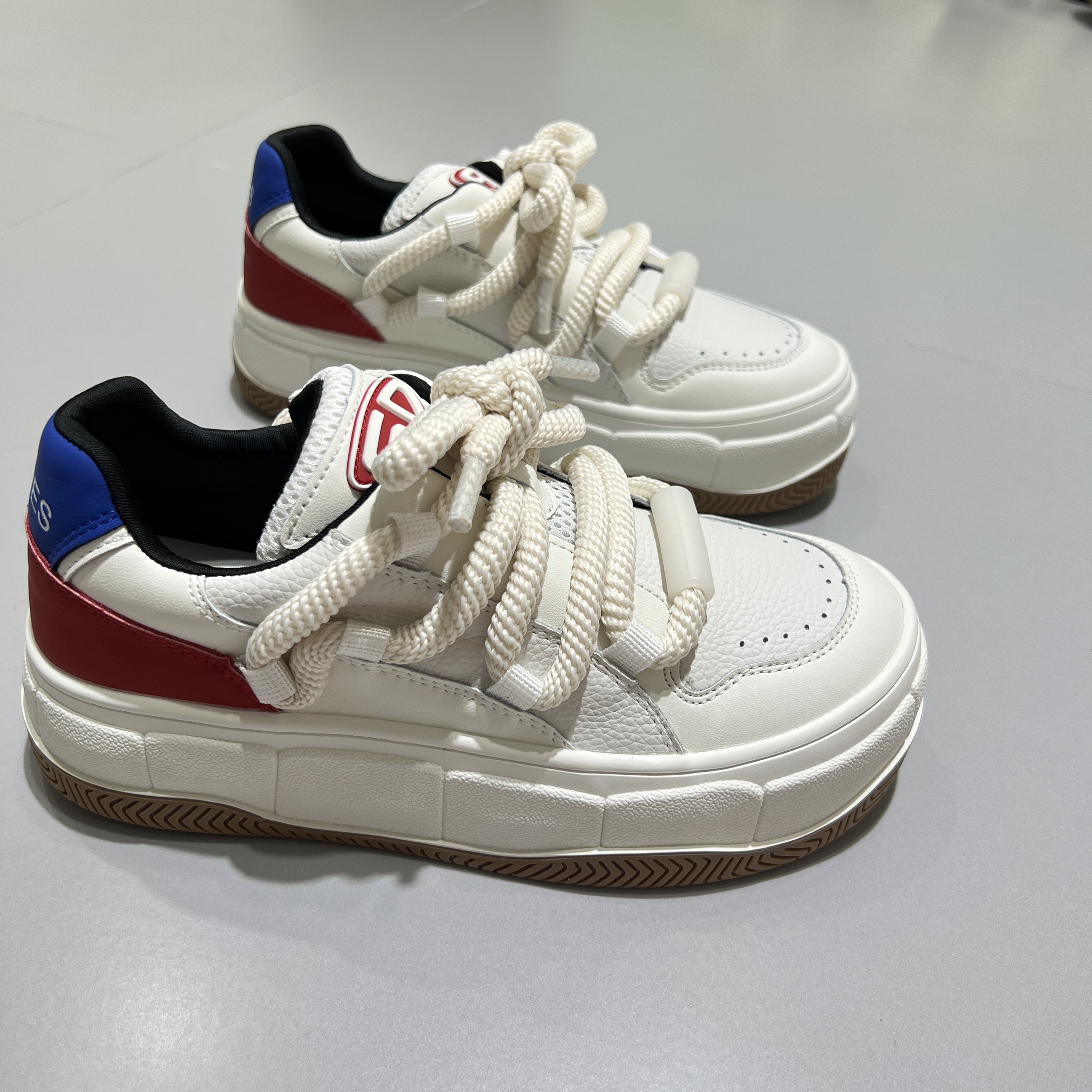 首谷高级感复古厚底面包鞋女今年流行休闲板鞋小众超火百搭小白鞋