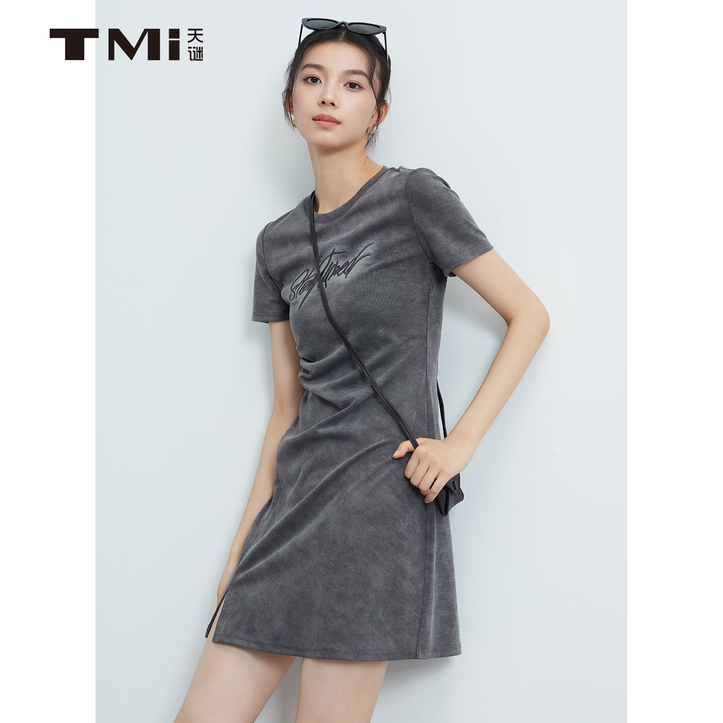 天谜圆领抽褶收腰刺绣连衣裙