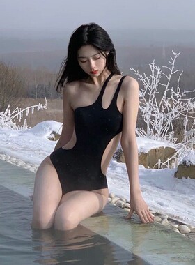 泳衣女连体黑色纯色性感单肩2024爆款显瘦遮肚网红感温泉泳装