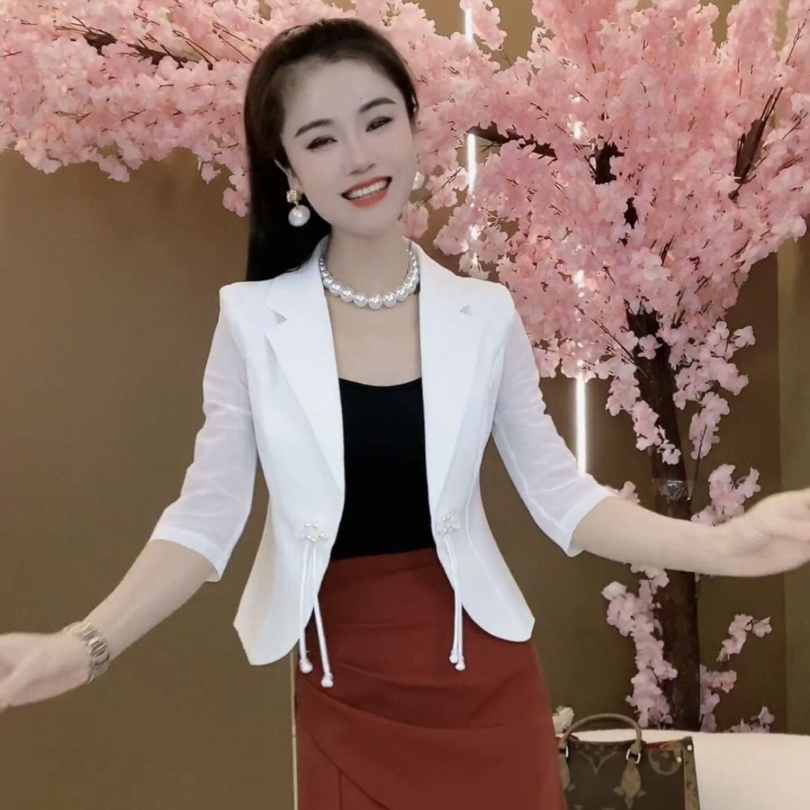白色七分袖女通勤小西装外套