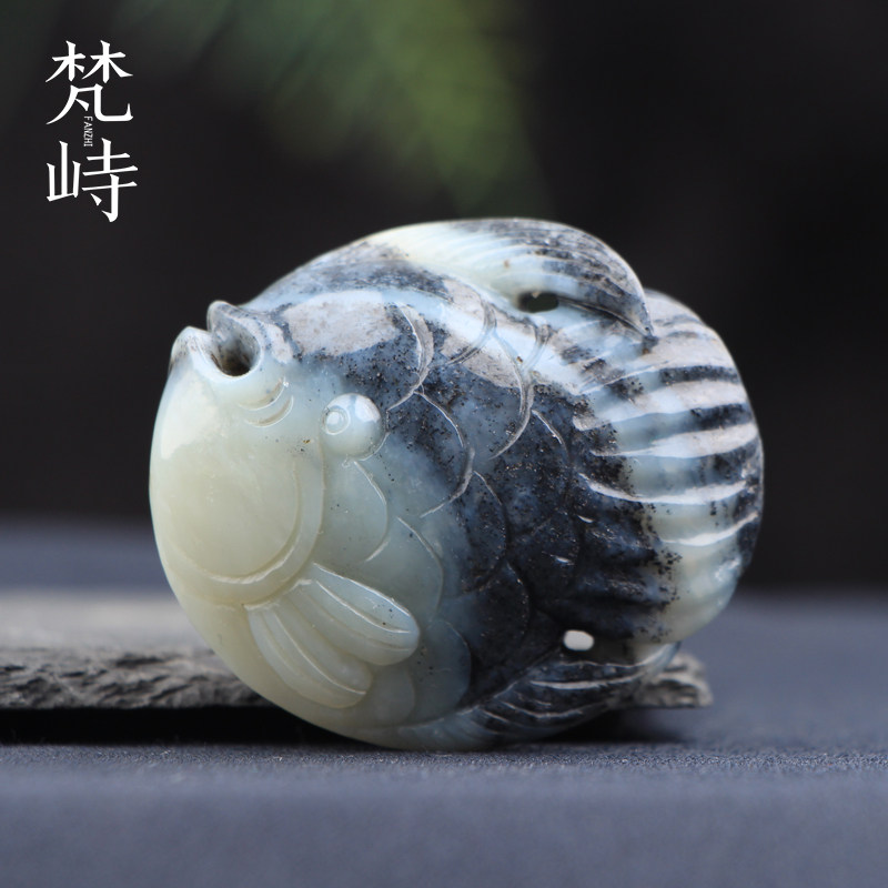 梵峙和田玉青花玉鱼挂件吊坠送证书手工立体雕刻63.3g手把件