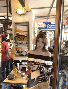 清冷感韩系一字肩条纹针织衫女2026春季修身显瘦木耳边设计感毛衣