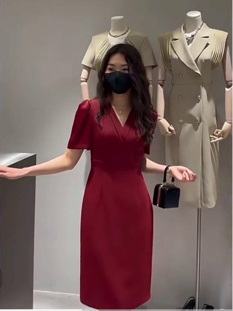 法式醋酸缎面褶裥V领泡泡短袖连衣裙 OL夏美错收腰显瘦开叉包臀裙