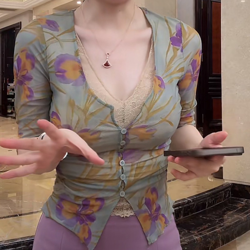 时尚性感花色单排扣开衫上衣女夏季新款气质修身女人味V领休闲T恤